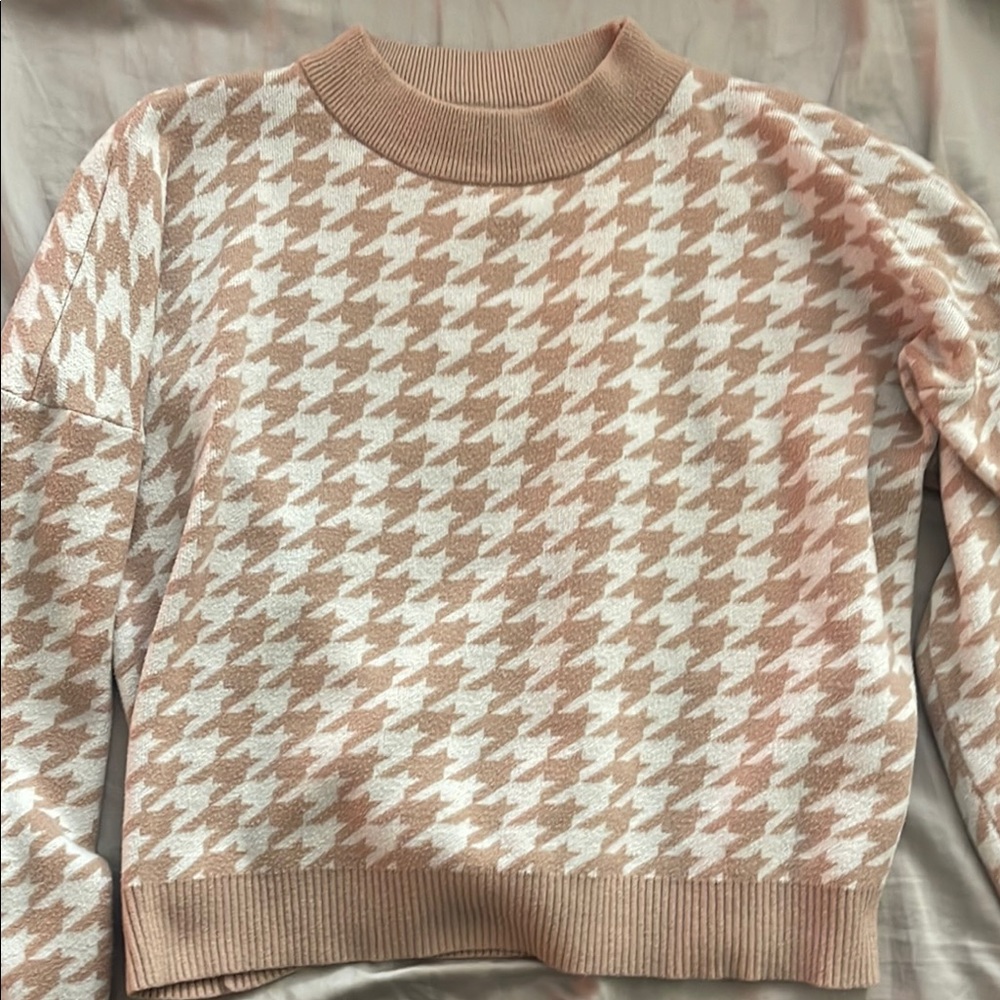 Stylish Cream and White Houndstooth Sweater